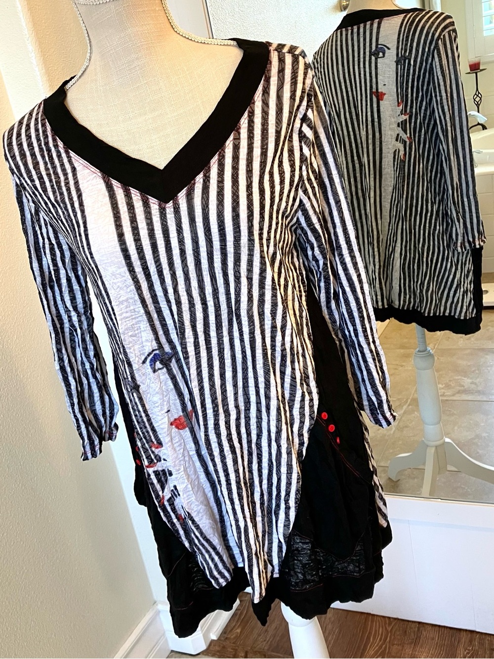 Boutique tunic with artsy design, black/white, Carine size small